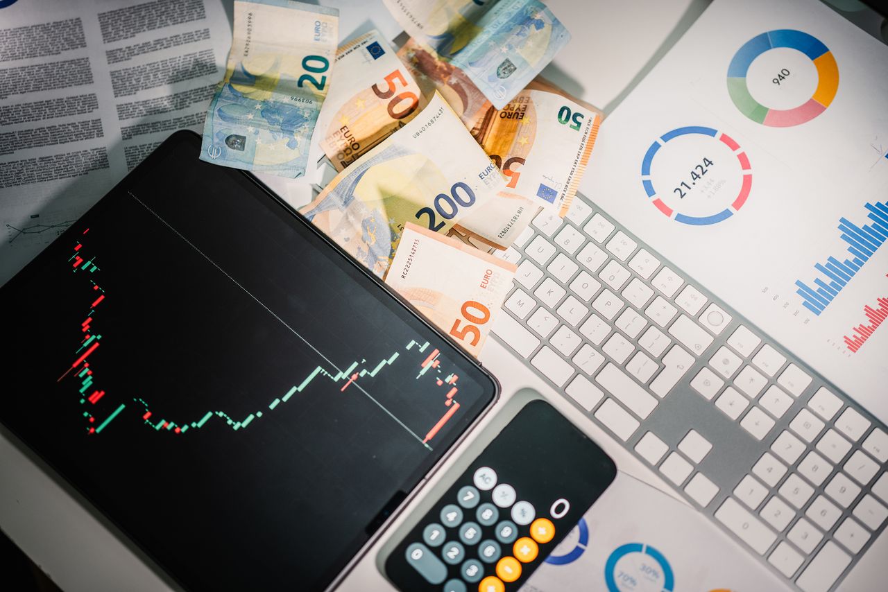 services-02 Vue de dessus d’outils financiers avec des billets en euros sur un bureau, montrant les tendances du marché et des graphiques.