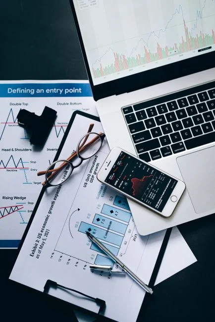 who-we-are Tablette avec une question sur l’investissement au milieu de bitcoins et d’un agenda 2021. Analyser les tendances crypto.